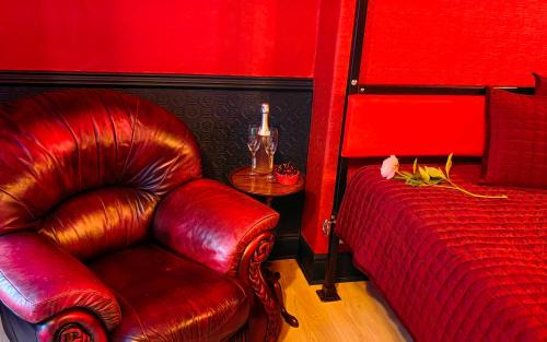 Rochdale House | RED ROOM Liftmeup for Kinky adventurous couples