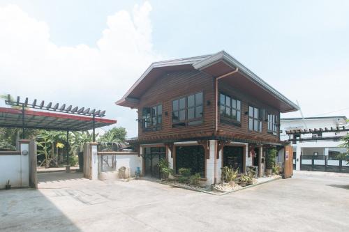 Binan City Hotel | RedDoorz at Joel's Apartelle