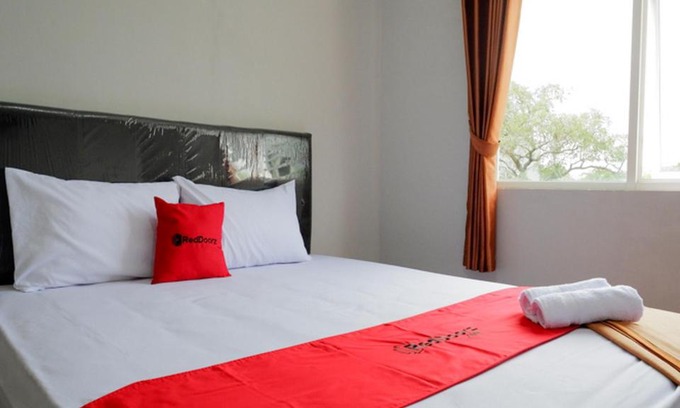 Semarang Hotel | RedDoorz @ City Park Medoho Semarang