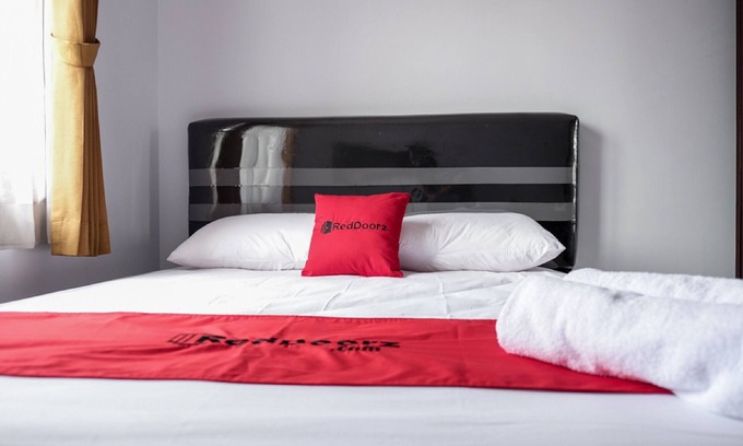 Binong Hotel | RedDoorz near Supermall Karawaci 2