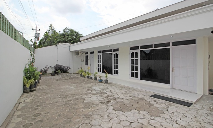 Banjarsari Hotel | RedDoorz Near Terminal Tirtonadi