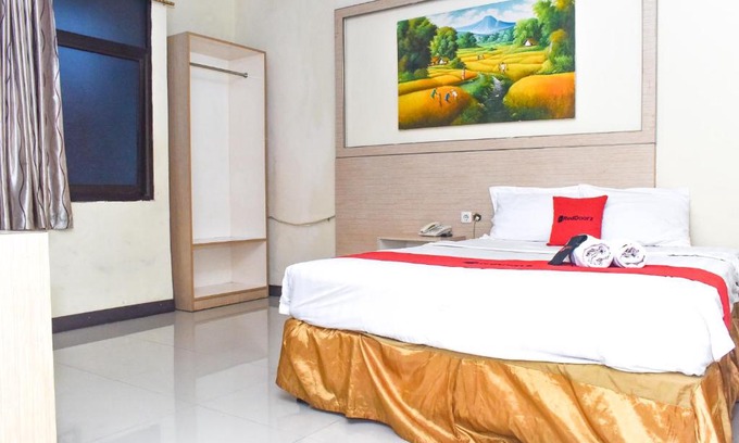 Biringkanya Hotel | RedDoorz Plus near Sultan Hasanuddin Airport