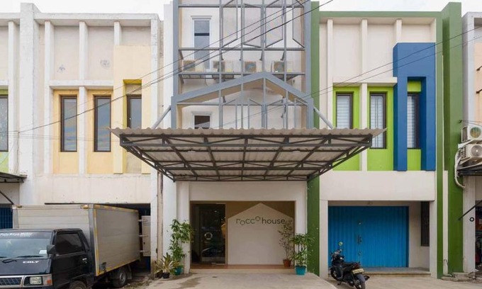 Tangerang Hotel | RedDoorz @ Taman Royal Tangerang