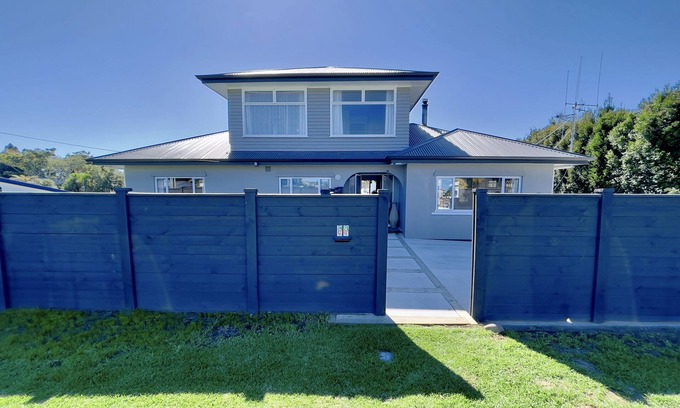 Tauranga House | Redecorated home that sleeps 10, comfortably.