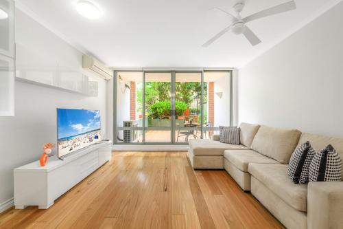 Redfern Apartment | Redfern 2Br Near CBD Shopping Center with Pool & Gym