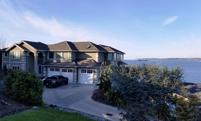 Federal Way House | Redondo waterfront house with a private room