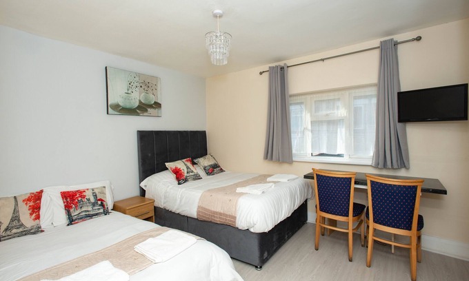 London Borough of Bromley Apartment | *REDUCED* Compact Studio 20 minutes to London via fast train