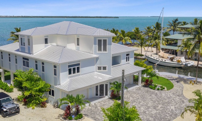 Summerland Key House | ~Reel Em' Inn~ Luxury Oceanfront Summerland Key home with deep water and pool!
