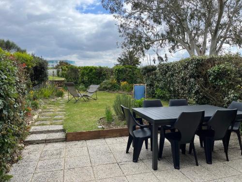 Arzon Villa | Ref 027 A louer maison pour huit personnes jardin et accès plage