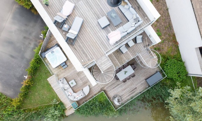 Malmesbury Apartment | Reflections - HM77 - HOT TUB - Lakeside Spa
