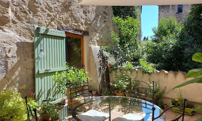 Forcalquier Cottage | Refreshingly cool in summer, 18th century gite, centre Forcalquier