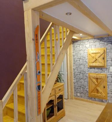 Saint-Jacques-des-Blats Apartment | Refuge chaleureux pour des vacances en famille