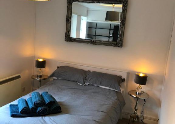 Worcester Apartment | Refurbished city centre pad sleeps 4