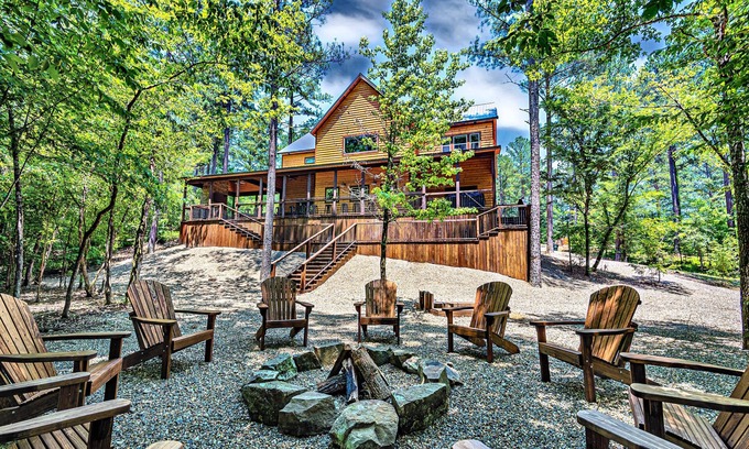 Golden Cabin | REGAL EAGLE Soars High on Luxury w/7 Private Bedroom Suites & Baths- Sleeps 22!