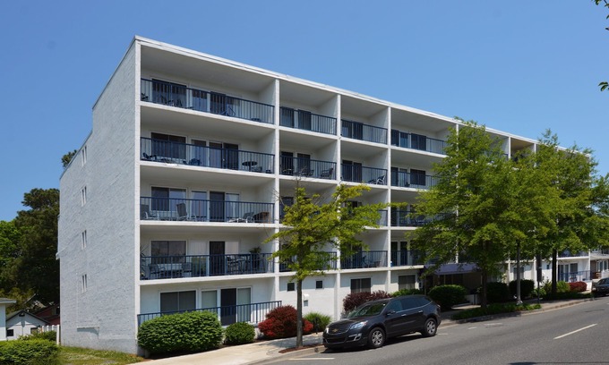 The Pines Condo | Rehoboth Beach Condo Sleeps 4 w/Parking Renovated