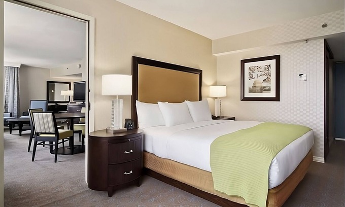 Dupont Circle Hotel | Relax and Recharge! Outdoor Pool, Pet-friendly!