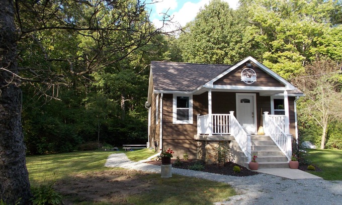 Jones Mills House | Relax and Rejuvenate at Middle Mountain Cottage! Minutes to Resorts and Parks!