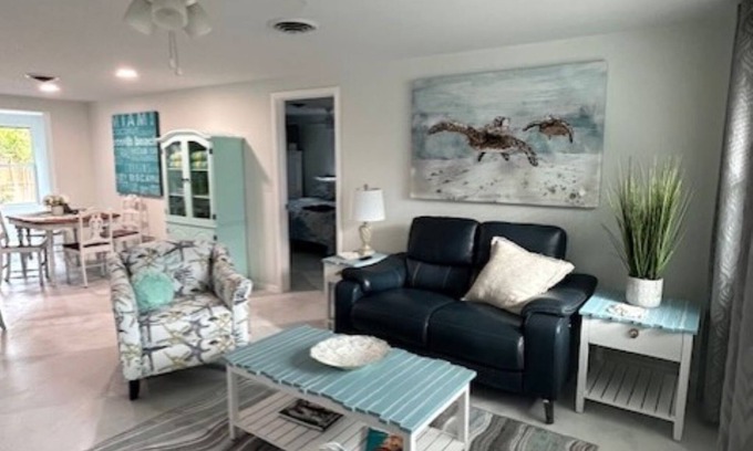 South Venice House | Relax by Venice Beach in this 2-bedroom retreat with Pool