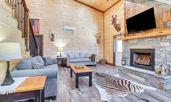 Forest City House | Relax Fireside! Cabin 12 Mi to TIEC Winterfest