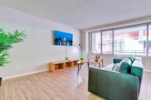Crystal City Apartment | Relax in Apt Close to Highlight Landmarks