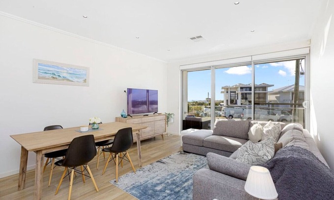 Scarborough Apartment | Relax in blissful sun-soaked luxury by the beach!