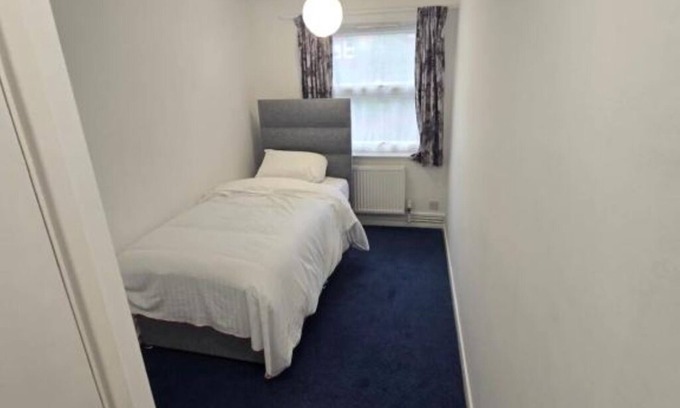 Leeds Apartment | Relax in Comfort – Triple Room with Private Shower
