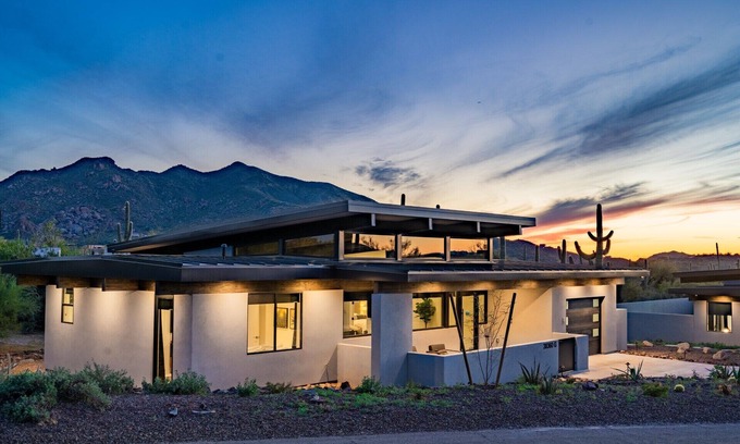 Leigh Estates House | RELAX in this STYLISH CASITA LOCATED IN THE HEART OF CAREFREE, ARIZONA