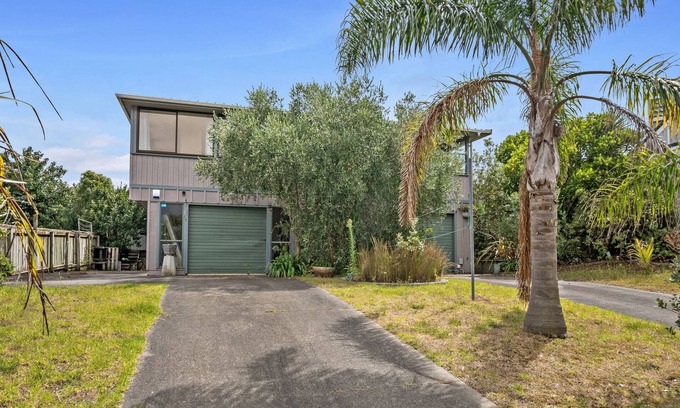 Kapiti Coast House | Relax on Queens - Waikanae Beach Holiday Home