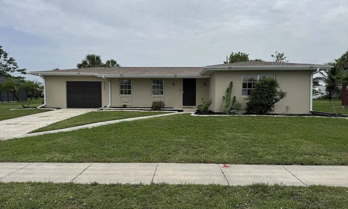 Port Charlotte House | Relax & Play: Hideaway w/Ping Pong + Beaches Nearby