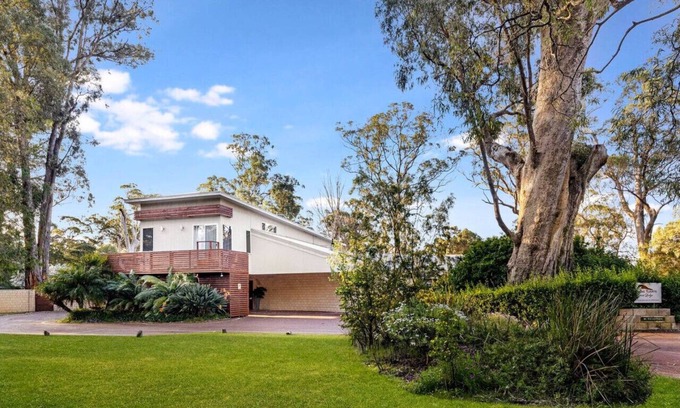 Reinscourt House | Relax with the whole family at this Holiday Mansion.