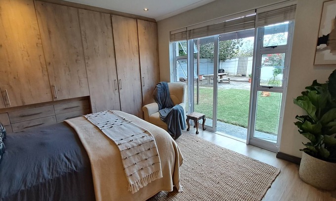 Somerset West House | Relaxed Family Home with Garden, 3 Cats, Games Area – Summer Getaway