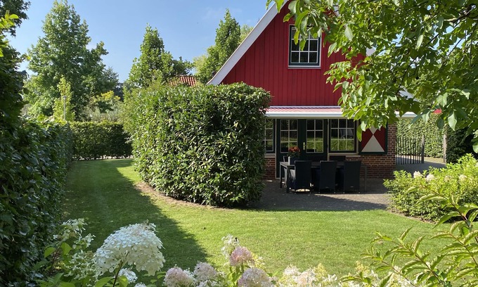 Lievelde House | Relaxen in Mooilievelde aan de Bosrand. Met Relaxruimte en Sauna