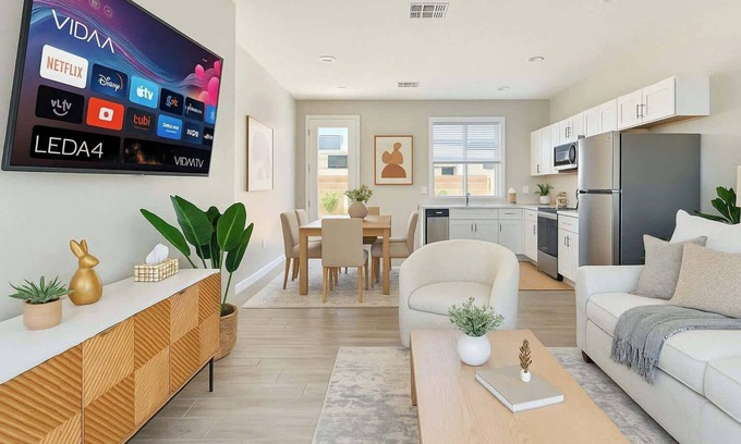 Glendale Apartment | Relaxing 2BD | 3Bed | 70" Smart TV | Free Parking