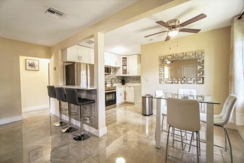 Central Fort Lauderdale Apartment | Relaxing 3 Bedroom House-Close to Beaches and Airport!