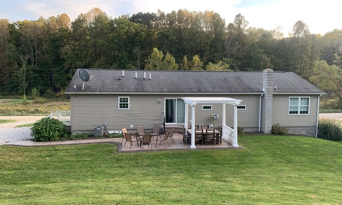 Fresno House | Relaxing Country Home in Ohio! Newly Furnished! Family Friendly!