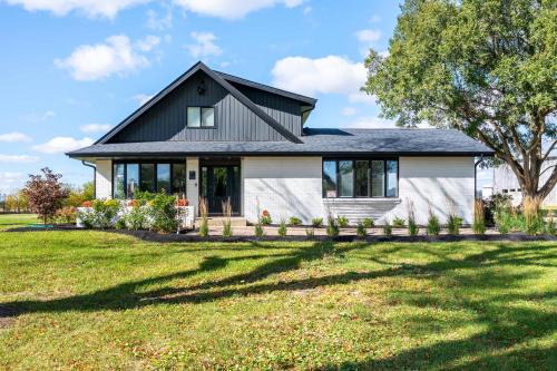 Rockford House | Relaxing Country-view Home Near Golf & Casino