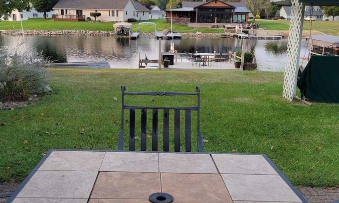 Coldwater Cottage | Relaxing & Delightful Lakefront House on Coldwater Lake in Shawnee Shoals