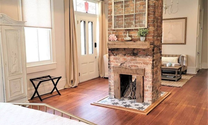 Old East Hill Apartment | Relaxing Historic Suite Downtown | 12 min to Beach