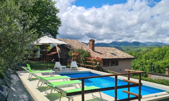 Fabriano Apartment | Relaxing - "Il Boschetto" with private pool near Frasassi Cave.