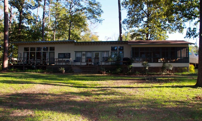 Jefferson House | Relaxing Lake Front Property On Lake O the Pines Near Jefferson, Tx.
