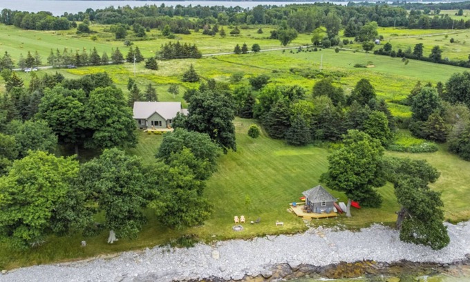 Wolfe Island Cottage | Relaxing Lake Waterfront Home
