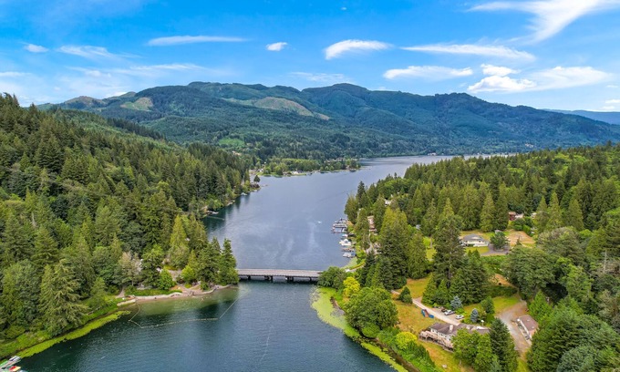 Bellingham House | Relaxing Lakeside Bungalow, Walking distance to Lake Samish Park