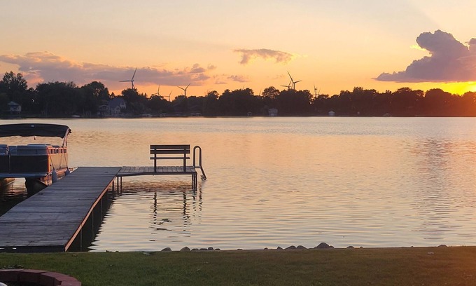 Hingham Cottage | Relaxing lakeside cottage just 20 minutes from Road America & Fond du Lac.