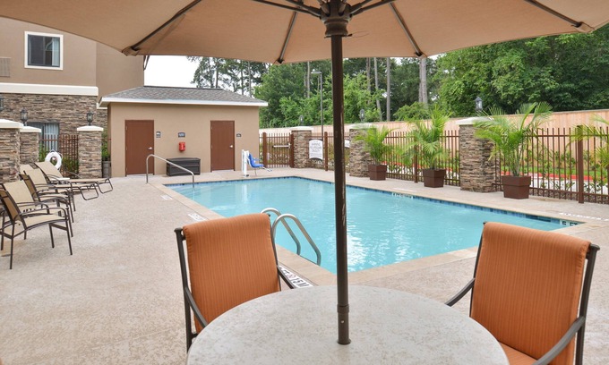 Tomball Condo | Relaxing Retreat in Tomball! Shared Outdoor Pool + Free Breakfast