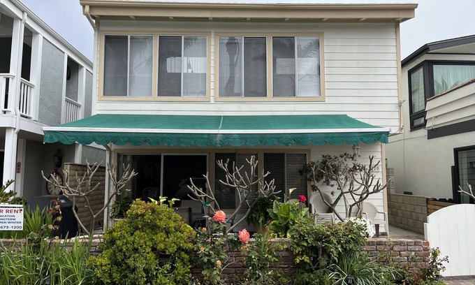 Balboa Island Condo | Relaxing retreat on quiet end of island, four house from North Bay Front