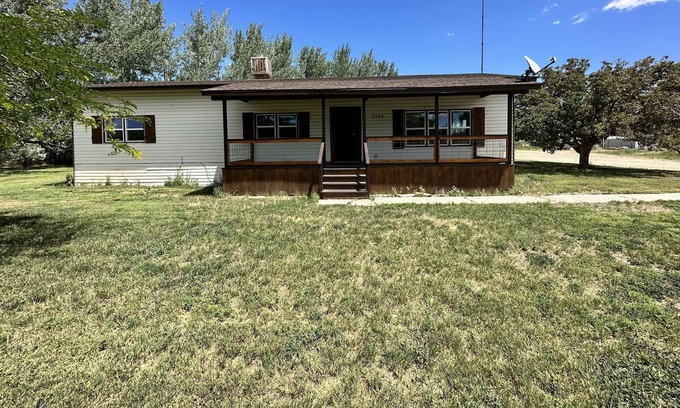 Duchesne House | Relaxing River House right on the Duchesne river