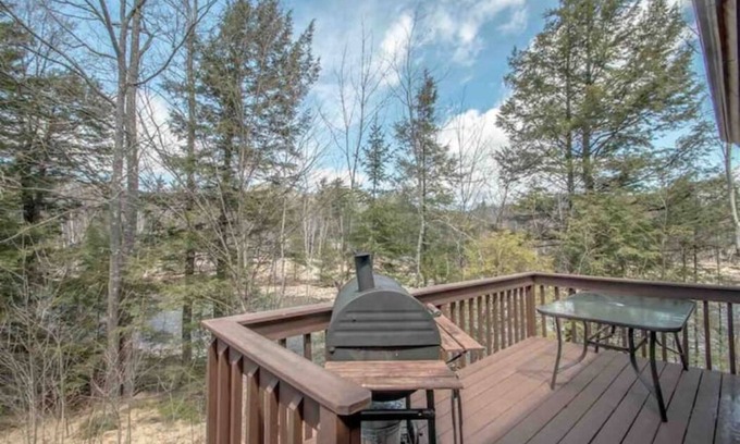 Bartlett House | Relaxing Riverside Retreat <4 min to Attitash