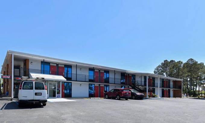 Valdosta Hotel | Relaxing Stay W/Pool, Pets Welcome, Near Leapin Lizards Party Zone