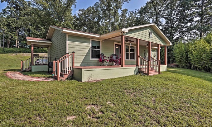 Jefferson Cottage | Relaxing Texas Getaway, 1 Mile to Boat Ramp!