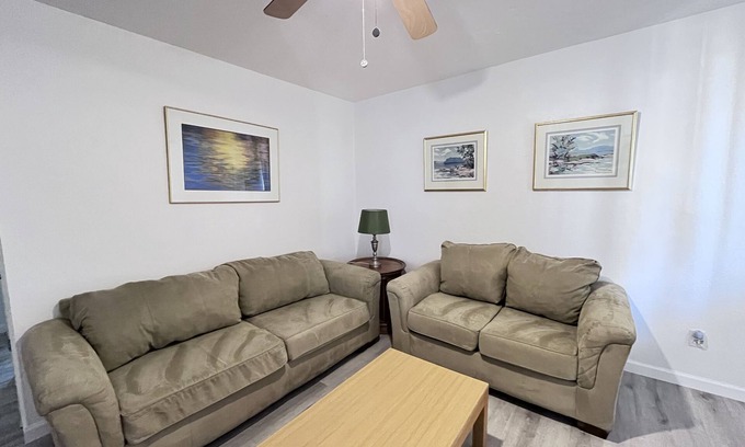Albuquerque Apartment | Remodeled 2 br apt near hospitals, UNM, stadium, airport, AFB and I-25